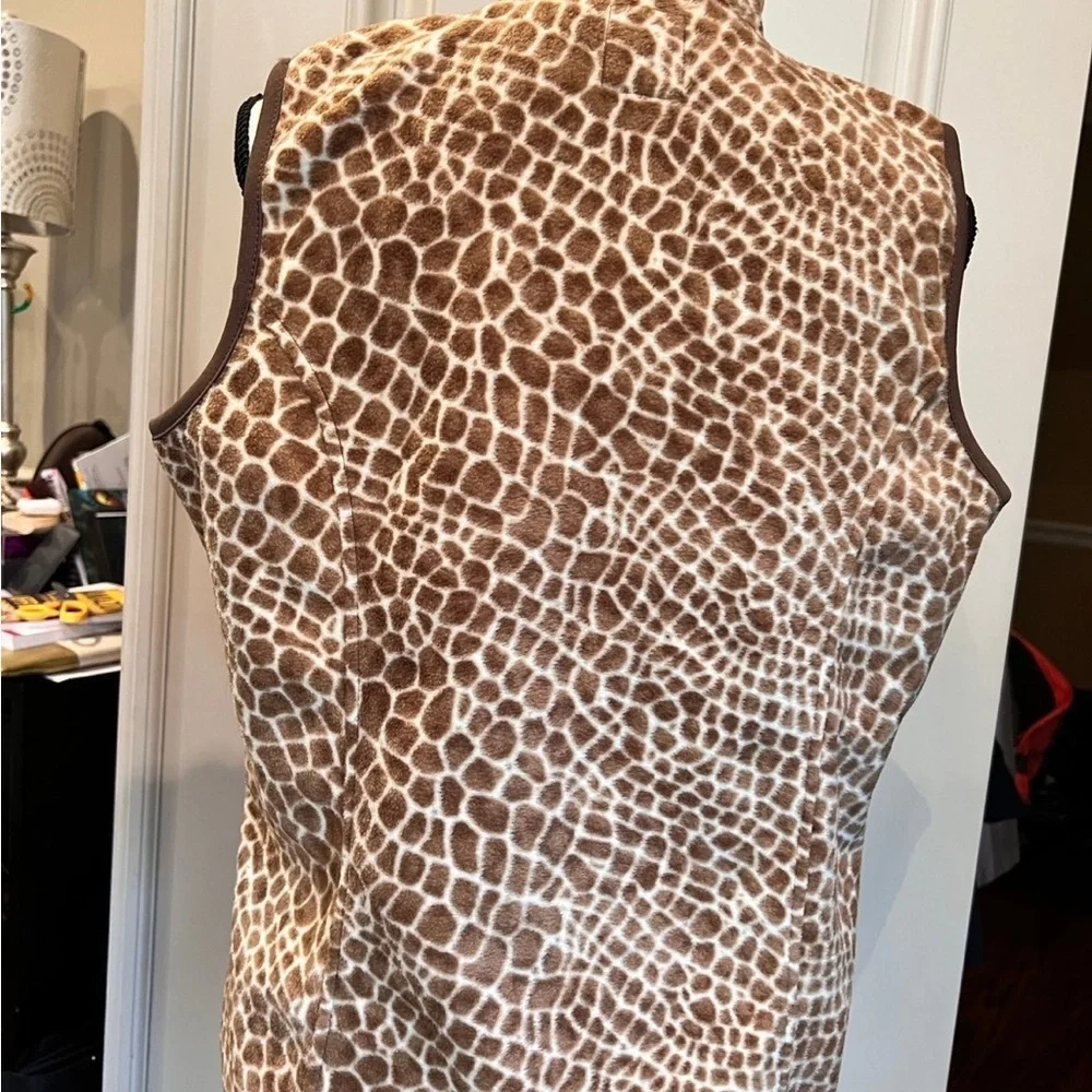 Giraffe Print Sleeveless Fleece Vest - Picture 2 of 5